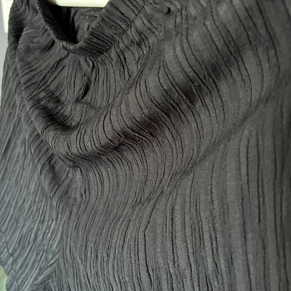 Black Crinkle Elastic Waist Shorts – Size M - Picture 2 of 2